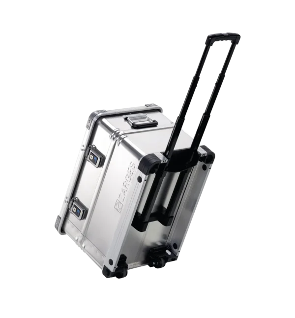 Fullt utsnitt av K424 XC Aluminiumskasse med hjul 60x40x39cm (produktet) fremstilt på en transparent bakgrunn