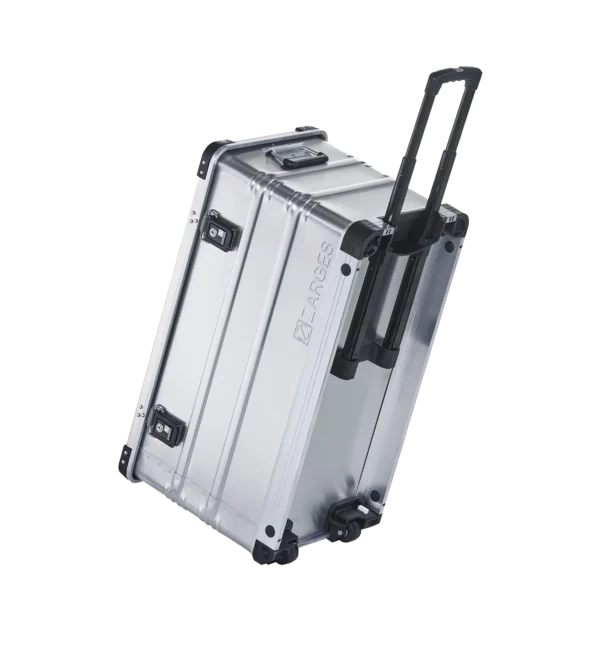 Fullt utsnitt av K424 XC Aluminiumskasse med hjul 80x40x46cm (produktet) fremstilt på en transparent bakgrunn