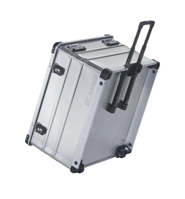Fullt utsnitt av K424 XC Aluminiumskasse med hjul 80x69x49cm (produktet) fremstilt på en transparent bakgrunn