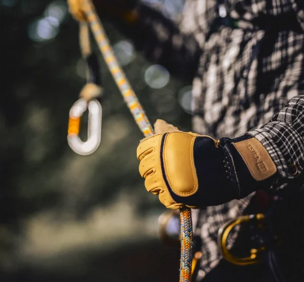 Fullt utsnitt av Titan Rope Handler Hansker (produktet) i brukssituasjon