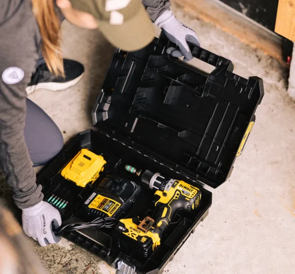 Ekstra utsnitt av DCD796 Drill 18V XR (produktet) i brukssituasjon
