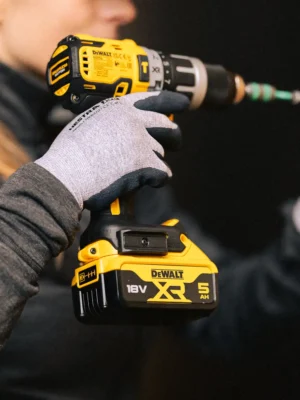Fullt utsnitt av DCD796 Drill 18V XR (produktet) i brukssituasjon