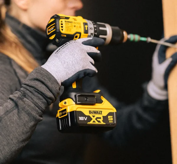 Fullt utsnitt av DCD796 Drill 18V XR (produktet) i brukssituasjon