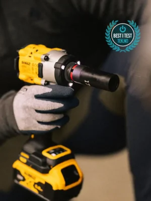 Fullt utsnitt av DCF922 Muttertrekker 18V XR 609Nm (produktet) i brukssituasjon