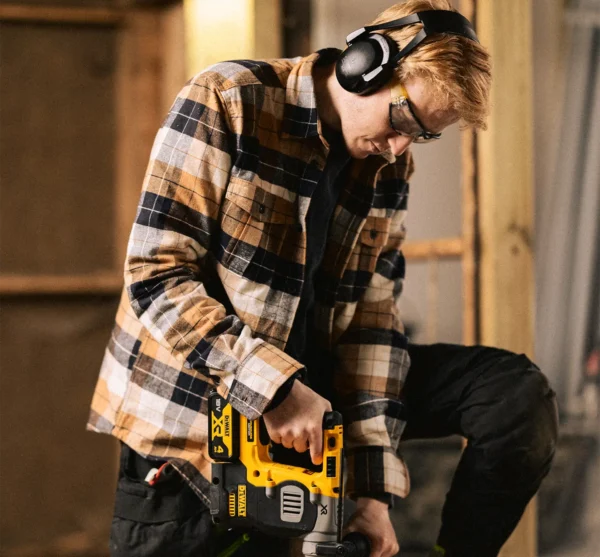 Ekstra utsnitt av DCH273 Borhammer 18V XR SDS-Plus (produktet) i brukssituasjon