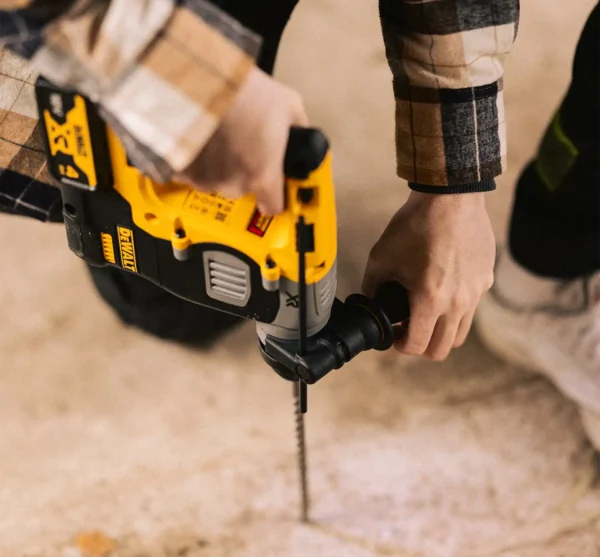 Ekstra utsnitt av DCH273 Borhammer 18V XR SDS-Plus (produktet) i brukssituasjon