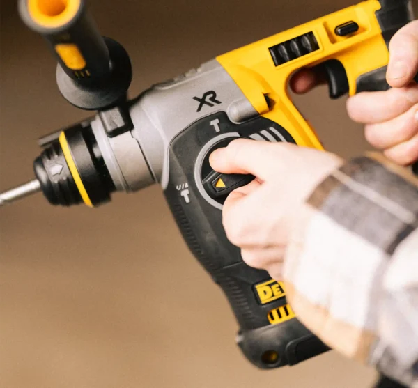 Ekstra utsnitt av DCH273 Borhammer 18V XR SDS-Plus (produktet) i brukssituasjon