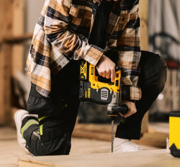 Ekstra utsnitt av DCH273 Borhammer 18V XR SDS-Plus (produktet) i brukssituasjon
