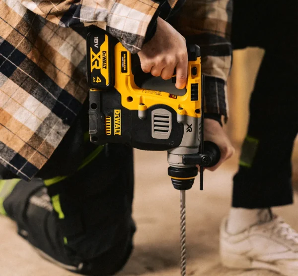 Fullt utsnitt av DCH273 Borhammer 18V XR SDS-Plus (produktet) i brukssituasjon