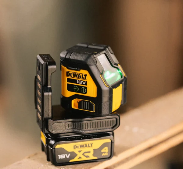 Fullt utsnitt av DCLE34021 Krysslaser 18V XR Kompakt Grønt lys (produktet) i brukssituasjon