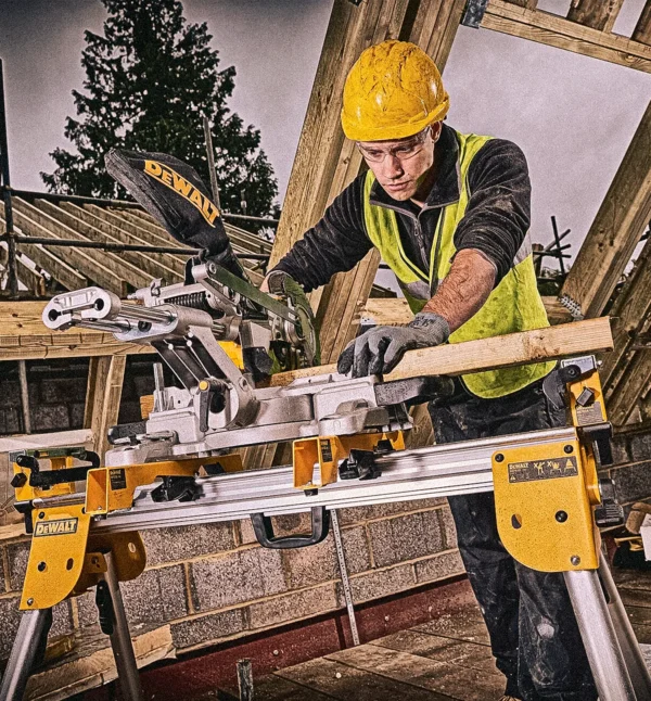 Ekstra utsnitt av DCS365 Kapp- og gjærsag 18V XR 184mm 250x50mm (produktet) i brukssituasjon