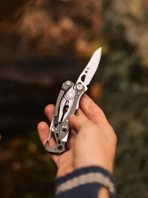 Fullt utsnitt av Skeletool CX Multiverktøy 7 verktøy Sort (produktet) i brukssituasjon