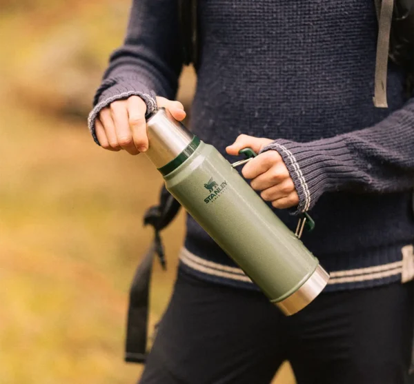 Fullt utsnitt av Classic Vacuum Bottle Termos 1l Grønn (produktet) i brukssituasjon