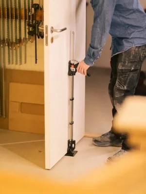 Fullt utsnitt av Lang Håndholdt Jekk 150kg (produktet) i brukssituasjon
