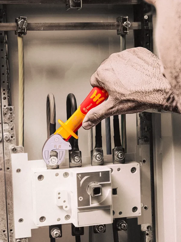 Ekstra utsnitt av 6004 Joker VDE 4 Set 1 Selvjusterende Skiftenøkkelsett XS-L 1000V 4stk (produktet) i brukssituasjon