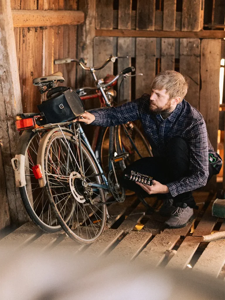 Ekstra utsnitt av Tool Check Plus Verktøysett m/kneplate 40 deler (produktet) i brukssituasjon