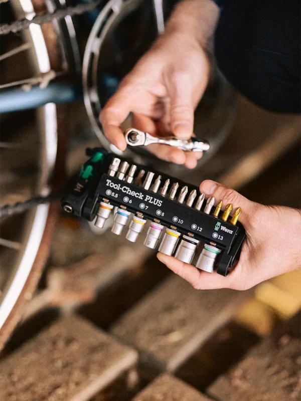 Ekstra utsnitt av Tool Check Plus Verktøysett m/kneplate 40 deler (produktet) i brukssituasjon