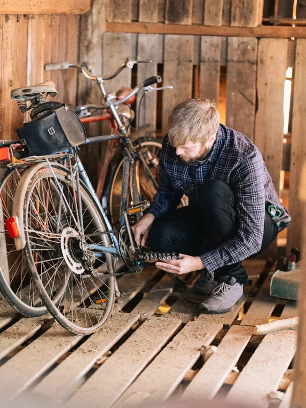 Ekstra utsnitt av Tool Check Plus Verktøysett m/kneplate 40 deler (produktet) i brukssituasjon