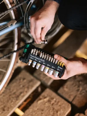 Fullt utsnitt av Tool Check Plus Verktøysett m/kneplate 40 deler (produktet) i brukssituasjon