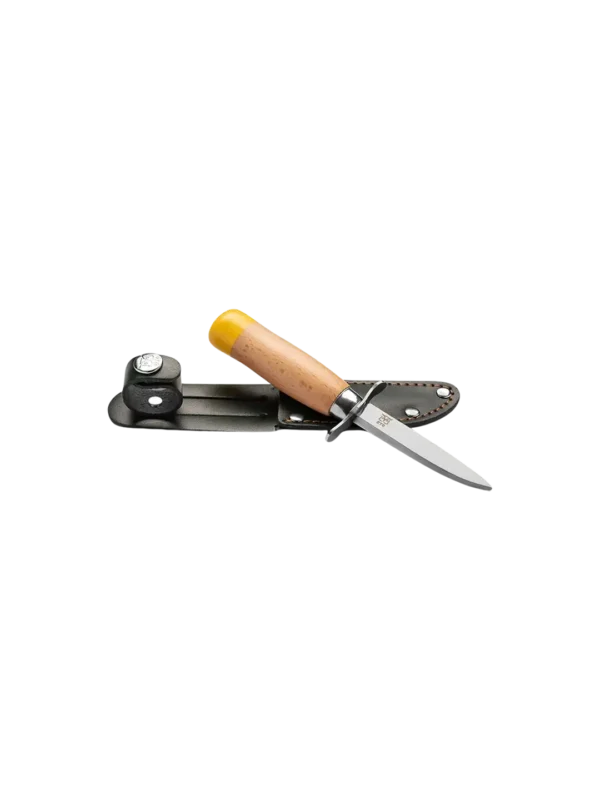 Ekstra utsnitt av Speiderkniv for barn Butt tupp 8cm med slire (produktet) i brukssituasjon
