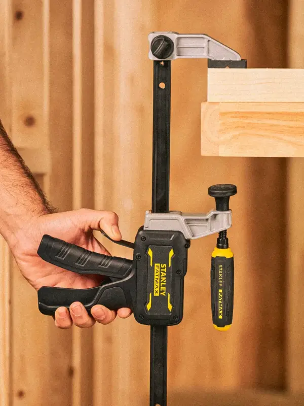 Ekstra utsnitt av Fatmax Skrutvinge m/clutch Støpejern F-tvinge (produktet) i brukssituasjon