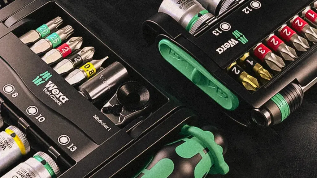 Wera Tool-Check Modular på en benk, ulike sett sammensatt