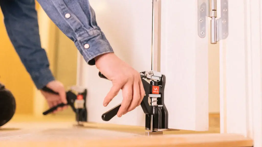 Montering av innerdør med Viking Arm utført av én håndverker.