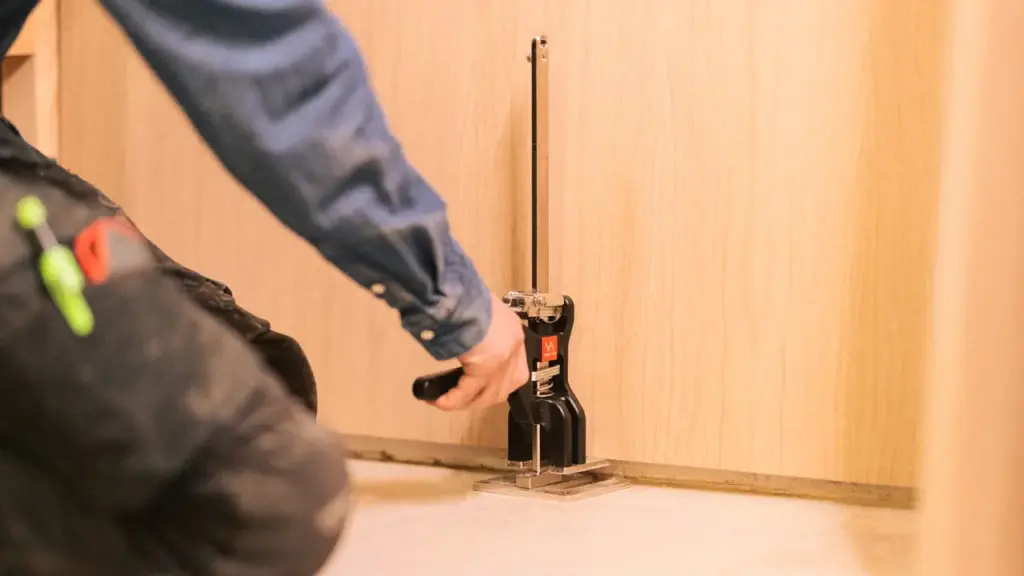 Bruk av Viking Arm for løft og plassering av eikefinérplate på vegg.