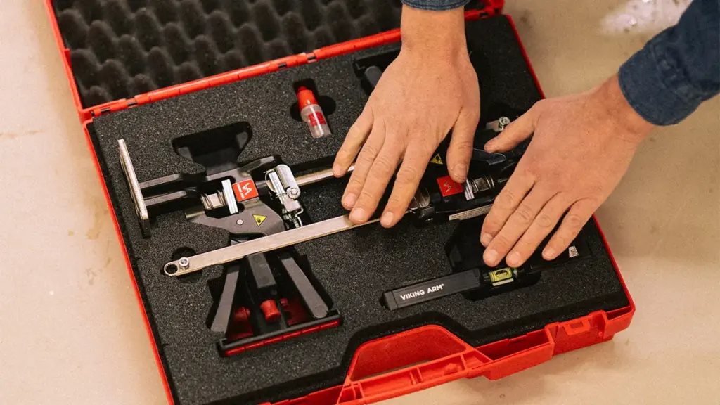 Sett med 2 stk Vikingarmer og 2 stk. Installasjonssett for skap i en koffert.