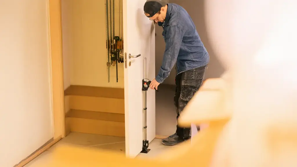 VikingArmSystemet2 Lang håndholdt jekk fra Viking Arm i bruk ved montering av dør