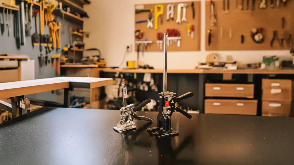 Viking Arm vs. en kopi fra Temu ved siden av hverandre på en benk i et arbeidsverksted