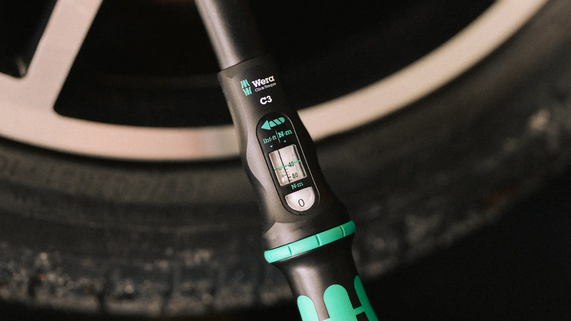 Momentnøkkel fra Wera i bruk ved hjulskift